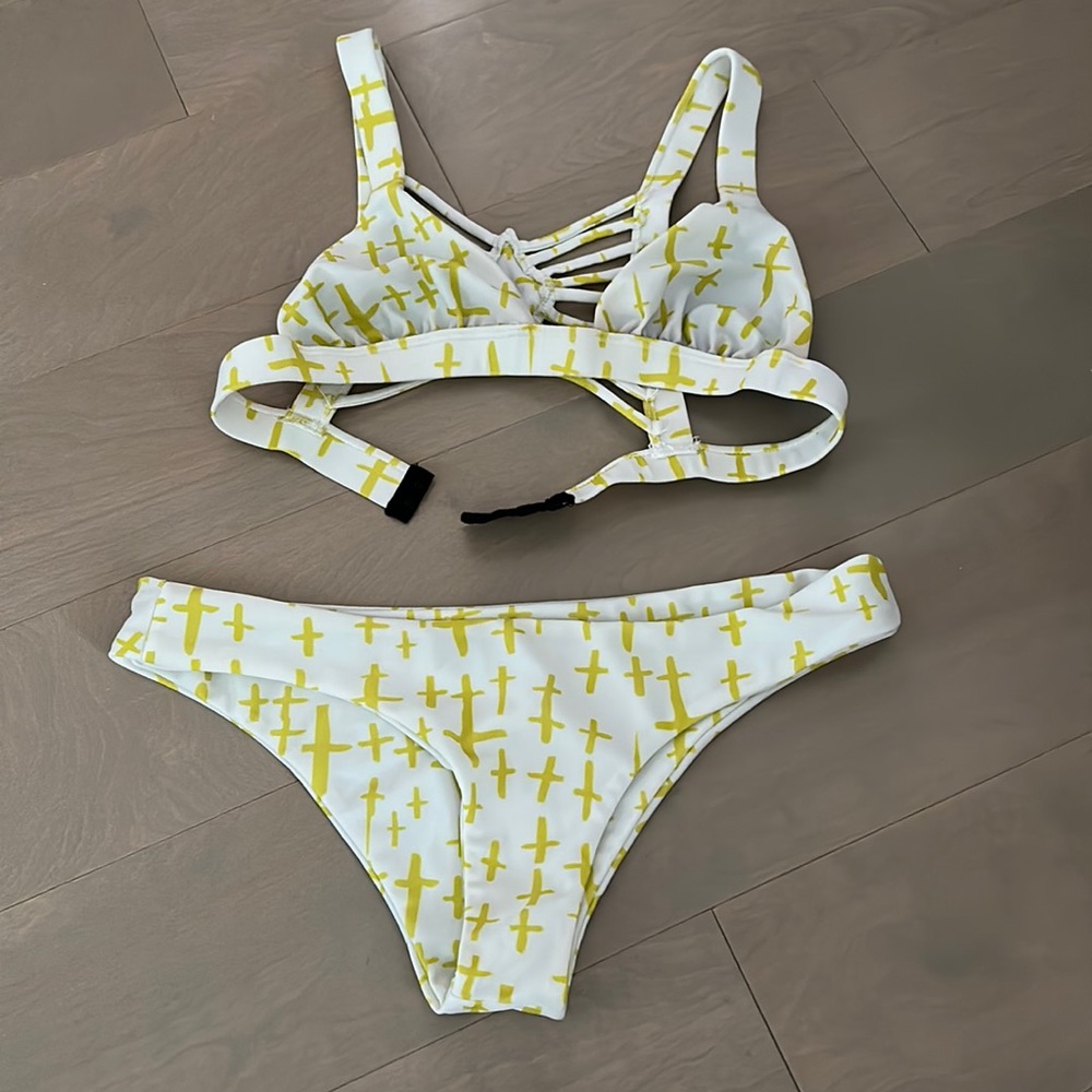 NWOT beach riot bikini. Top is XS, bottoms Small